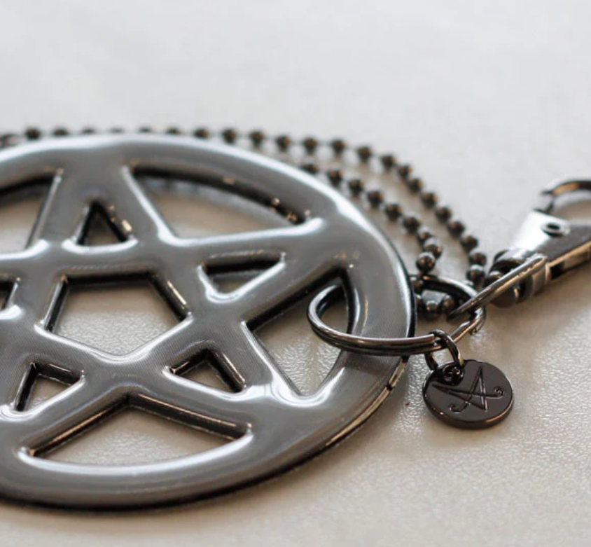 Black or pink pentagram reflector