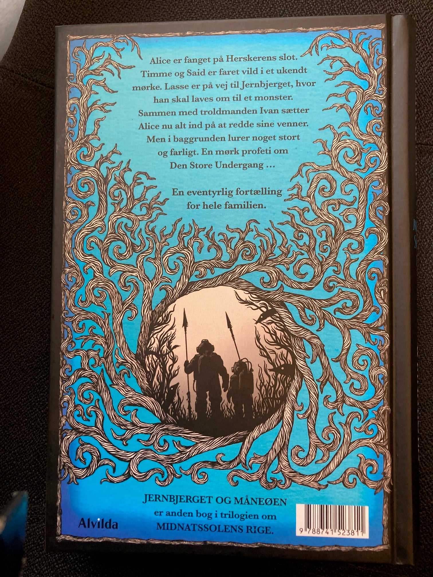 Midnatssolens Rige 2: Jernbjerget og måneøen