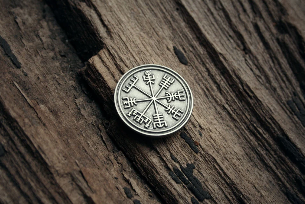 Vegvísir icelandic talisman, antique look version - PIN